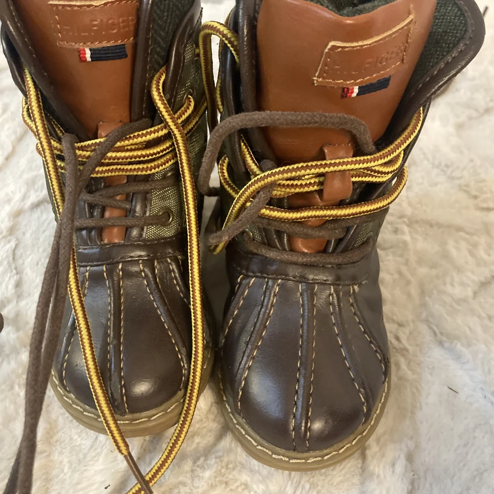 Vintage Tommy Hilfiger Brown Leather Duck Boots with Tan Accents- Size 8 Toddler